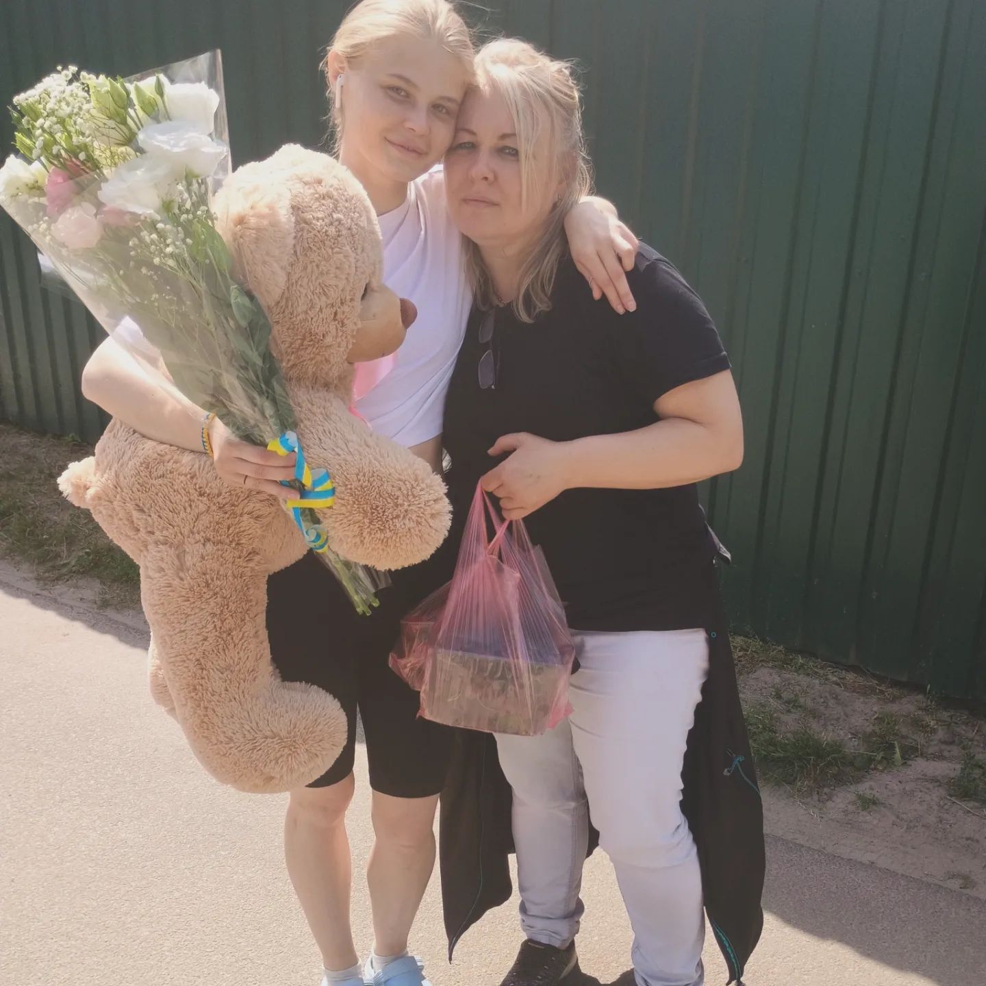 Освобожденная из плена следователь Марьяна Чечелюк впервые за два года увидела маму: щемящее видео до слез